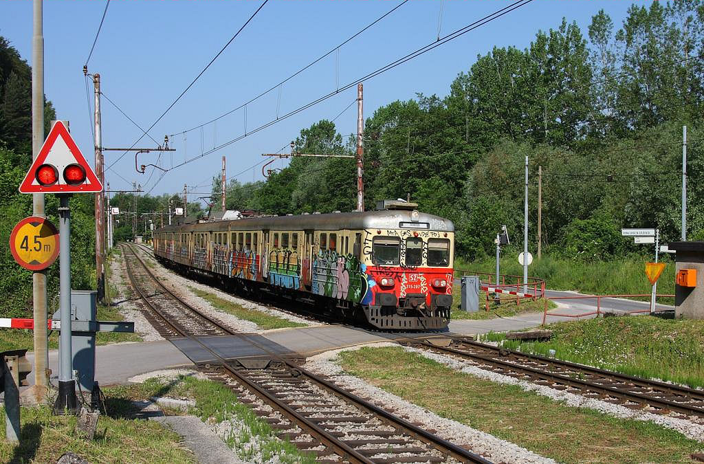 Ein total zugesprayter  Gomulka  Elektrotriebwagen, 315207,war am 24.5.2011 im Pendeldienst zwischen Lubljana und Zidane Most im eingesetzt. Die Aufnahme entstand am Bahnübergang nahe des Bahnhof Laze am 24.5.2011 auf.