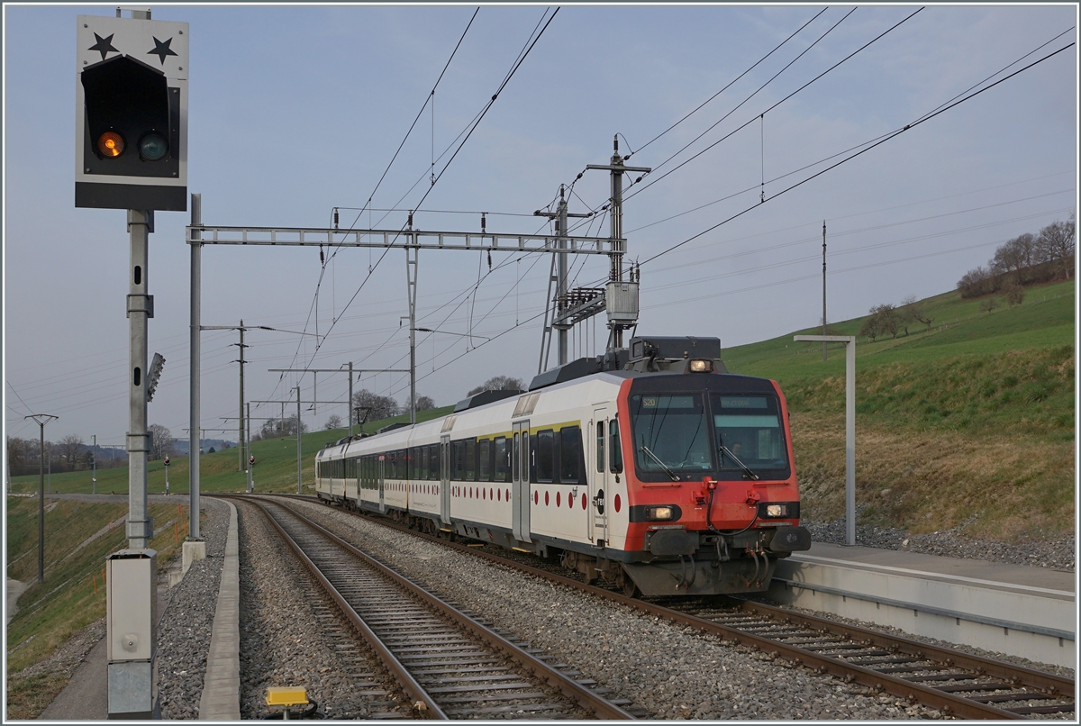 Ein TPF Domino erreicht als S20 auf dem Weg nach Neuchâtel den Bahnhof von Pensier. 
Das Bild entstand am äussersten Ende des Bahnsteiges. 

27. März 2022