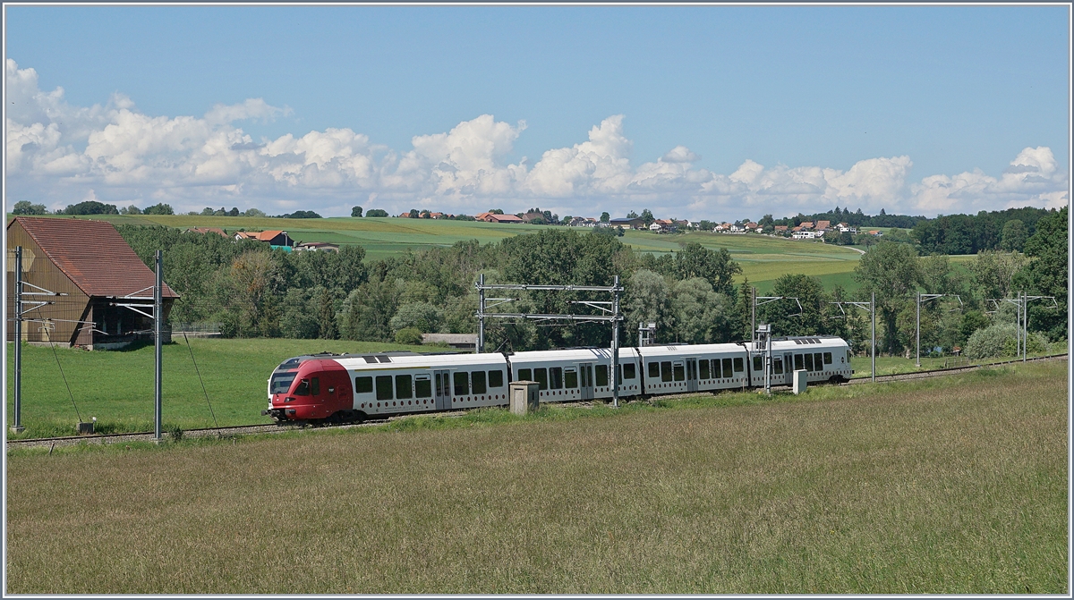 Ein TPF Flirt als RE 3828 von Bern nach Bulle kurz vor Chénens.
2. Juni 2018