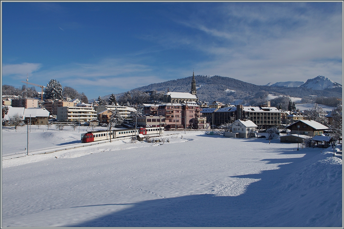 Ein TPF Regionalzug erreicht von Palézieux kommend Châtel St-Denis.  

21. Jan 2015