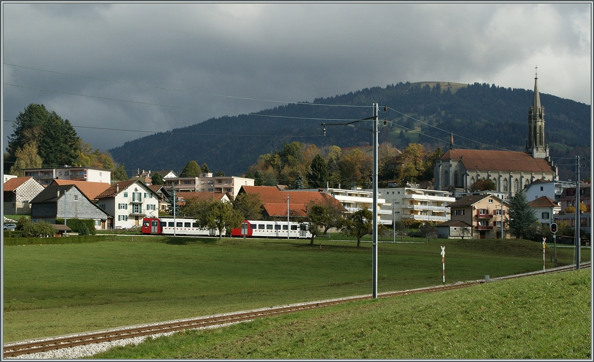 Ein tpf Regionalzug verlässt Châtel St-Denis Richtung Bulle. Das Gleis im Vordergrund kommt vom Palèzieux und führt heute noch in den Bahnhof von Châtel, wo zu Weiterfahrt eine Spitzkehre erforderlich ist., doch schon Bald soll hier ein neuer Durchgangsbahnhof entstehen.
30. Okt. 2013