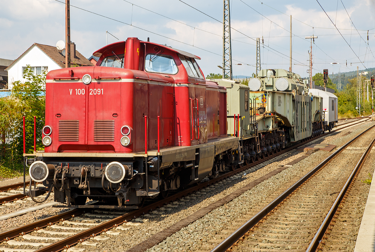 
Ein Trafotransport der Amprion GmbH, ex RWE Energie AG, steht am 25.08.2019 im Bahnhof Siegen-Geisweid, da es erst wieder in der folgenden Nacht über die Siegstrecke weiter nach Wesel zum Schrott gehen kann.

Der Zugverband bestand aus der Zuglok V100 2091 (92 80 1212 209-1 D-VEB) der VEB - Vulkan-Eifel-Bahn, dem 20-achsigen Tragschnabelwagen der Gattung Uaai 687.9 (84 80 996 0 003-5 D-AMPR) beladen mit Trafo und dem Begleitwagen (40 80 1501 003-1 D-AMPR).

