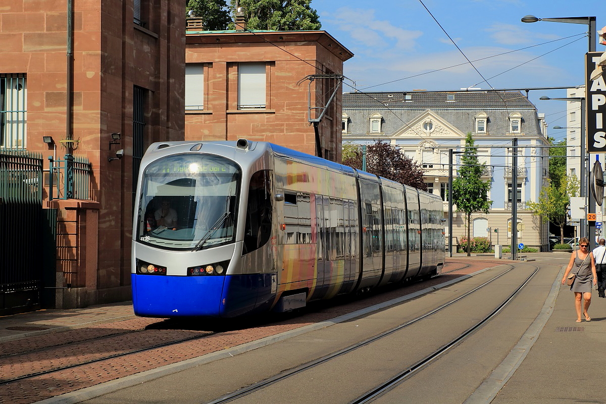 Ein Tram-Train von Thann zum Gare Centrale ist am 19.07.2015 zwischen den Haltestellen Porte Jeune und Republique unterwegs
