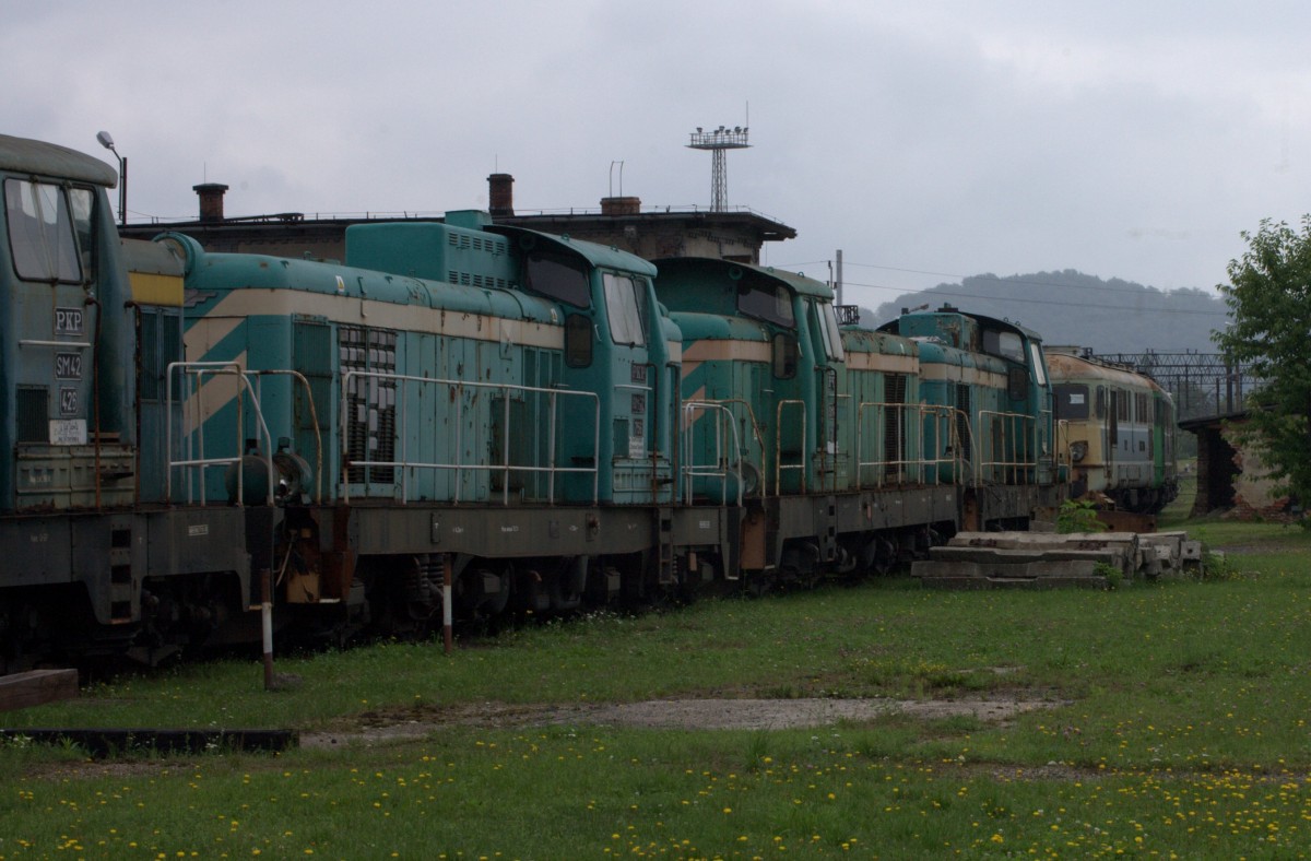 ein trauiger Anblick...., zum Verschrotten abgestellte Loks der Baureihe SM 42 in
Jelenia Gora. 01.08.2014  12:35 Uhr.
