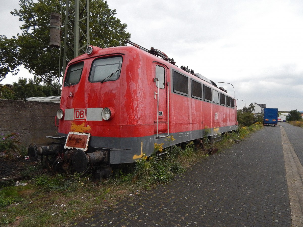 Ein trauriger Anblick bietet sich der 110 210 an. Seit einigen Jahren steht sie Aufgebockt in Koblbenz auf einem Abstellgleis und rottet vor sich hin. Besitzer ist das DB Museum Nürnberg. Zuvor gehörte sie zu DB Regio in Dortmund. 

Koblenz 05.06.2015