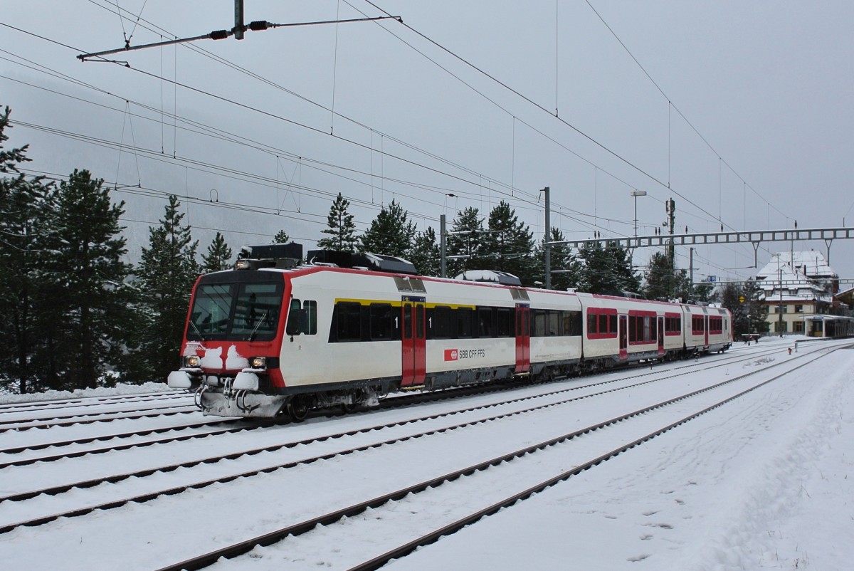 Ein Travys Domino ABt ist schon einige Zeit ausser Betrieb. Als Ersatz wurde im Travys Domino ein SBB ABt eingereiht; SBB ABt 50 85 39-43 812-9, Travys Inova 50 85 29-43 384-1 und Travys RBDe 560 384-0 als Regio 6021 bei Ausfahrt in Vallorbe, 27.12.2014.