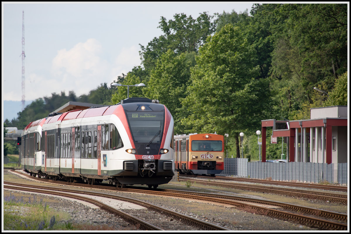 Ein Treffen der Generationen in Premstätten Tobelbad . 17.06-2020 Ein GTW 2/8 überholt VT70.13

