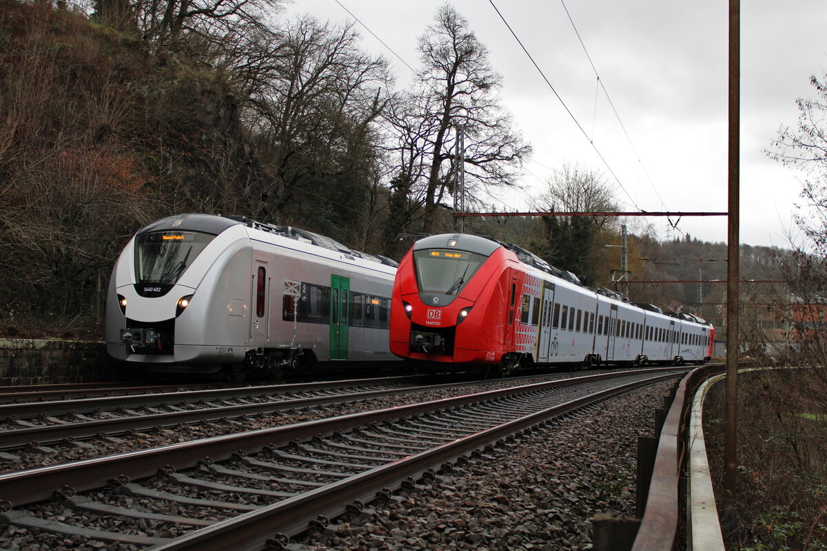 Ein Treffen zweier Grinsekatzen im Bahnhof Mettlach. Während DB 1440 001 als RB71 nach Trier Hbf unterwegs ist, wartet 1440 402 in Gleis 13 auf eine weitere Versuchsfahrt nach Konz. (06.01.2022)