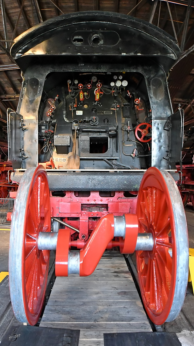 Ein Treibrad der bayerischen S 3/6, dahinter die Dampflokomotive 18 612. (Deutsches Dampflokomotiv-Museum Neuenmarkt-Wirsberg, Juni 2019)