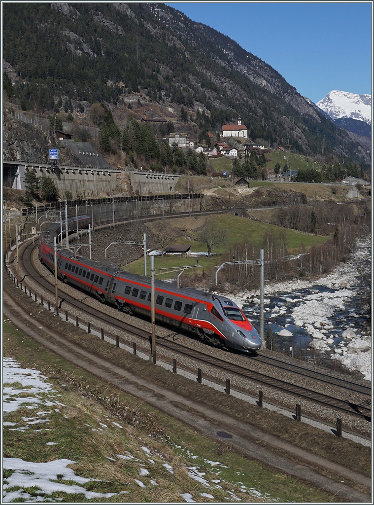 Ein Trenitalia ETR 610 als EC 17 von Zürich nach Milano bei Wassen.
17. März 2016  