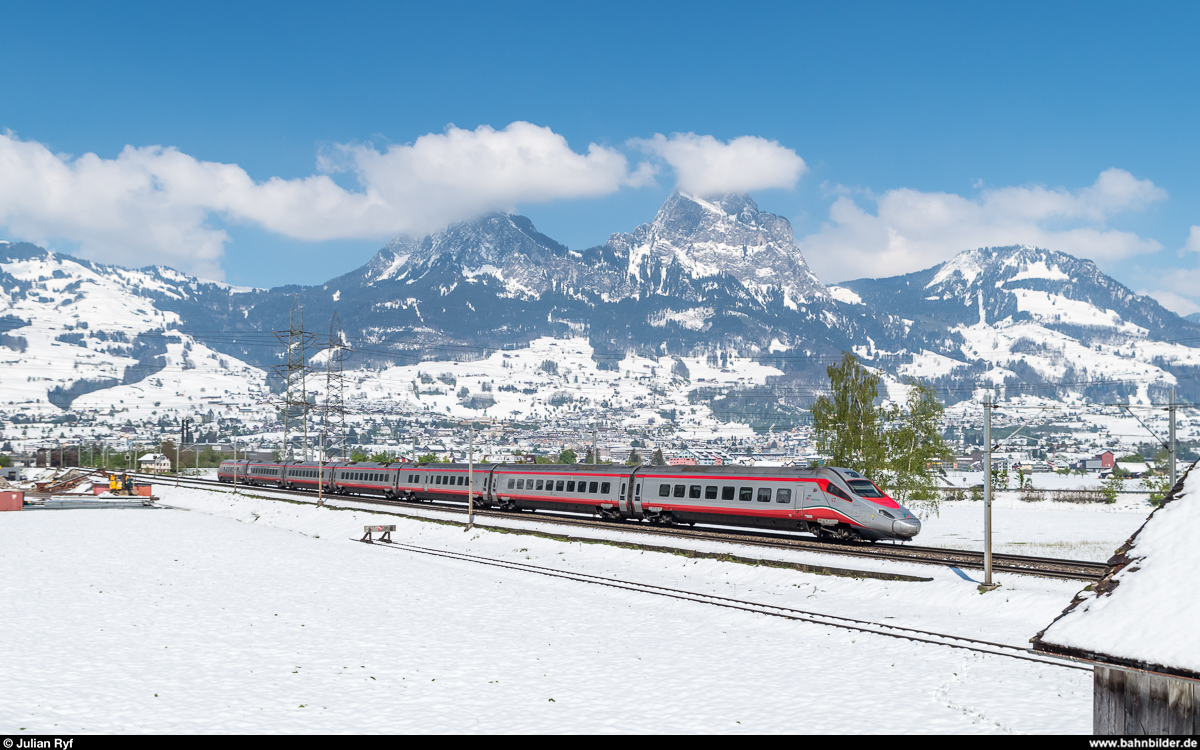 Ein Trenitalia ETR 610 ist am 29. April 2017 als EC nach Milano zwischen Schwyz und Brunnen unterwegs.