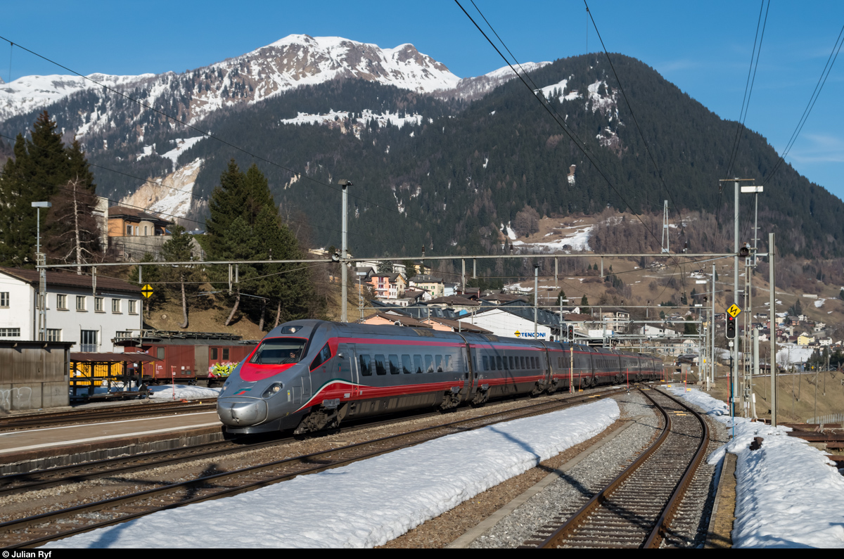 Ein Trenitalia ETR 610 durchfährt am 24. März 2016 auf dem Weg von Milano Centrale nach Zürich HB den Bahnhof Airolo.