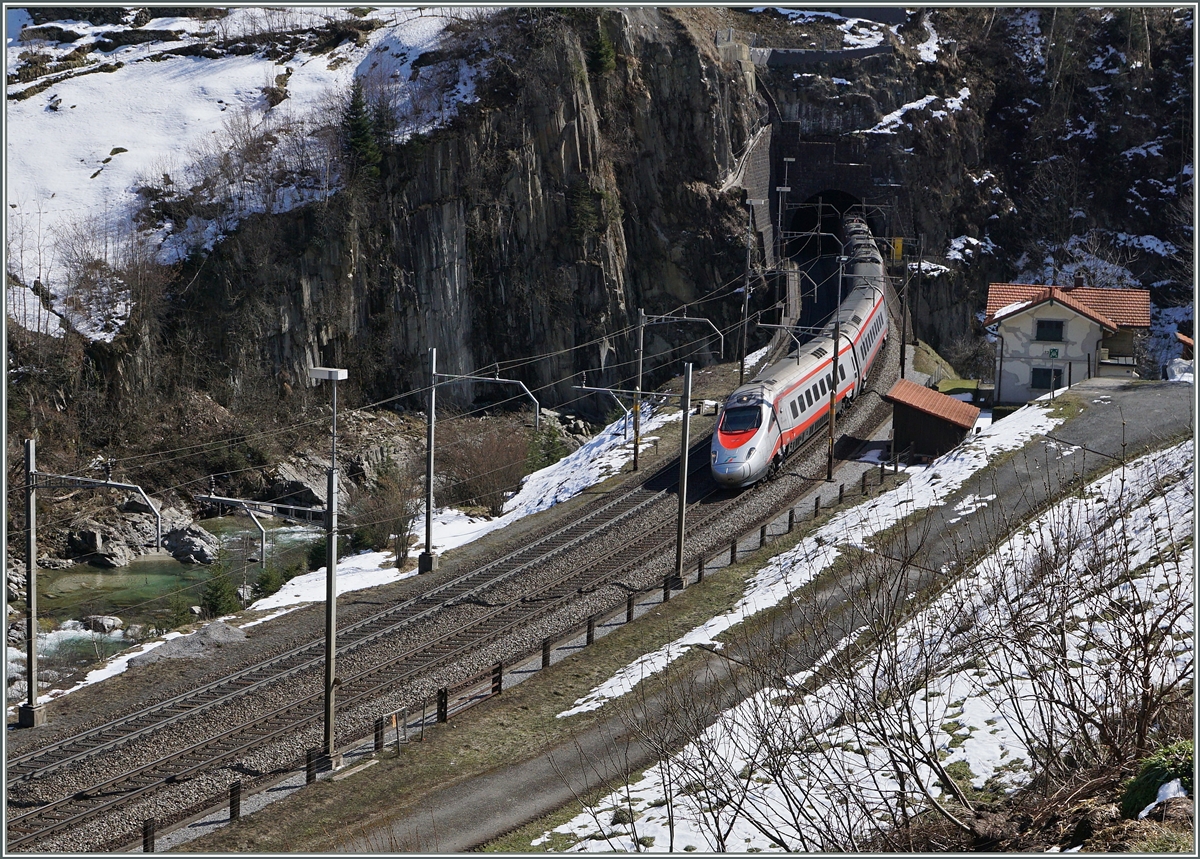 Ein Trenitalia ETR 610 verlässt als EC 17 den Wattinger Kehrtunnel bei Wassen.
17. März 2016