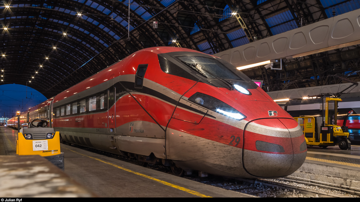 Ein Trenitalia Frecciarossa 1000 steht am Abend des 1. Juli 2016 in Milano Centrale am Prellbock.