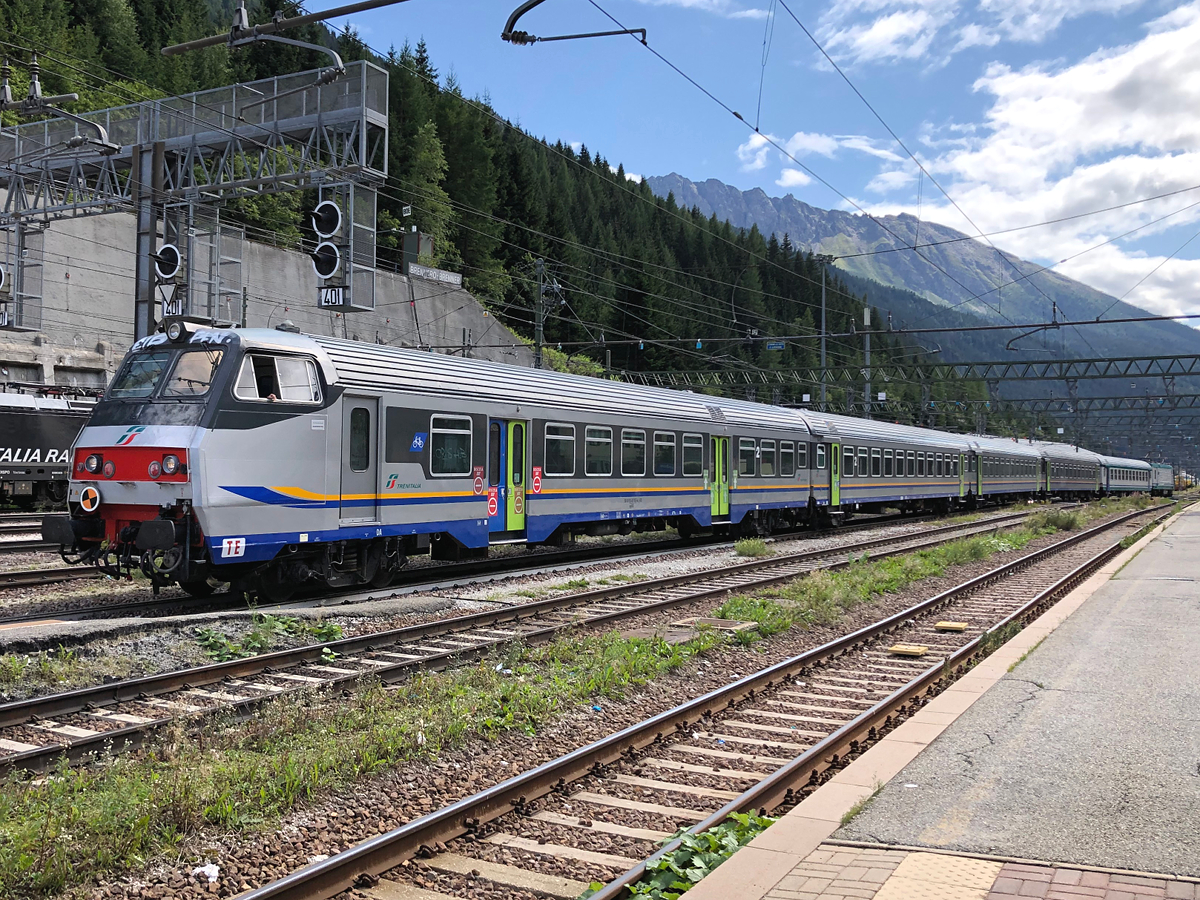 Ein Trenitalia Regionalzug aus Bologna Centrale bei der Einfahrt in den Bahnhof Brenner/Brennero. Aufgenommen am 23.08.2021