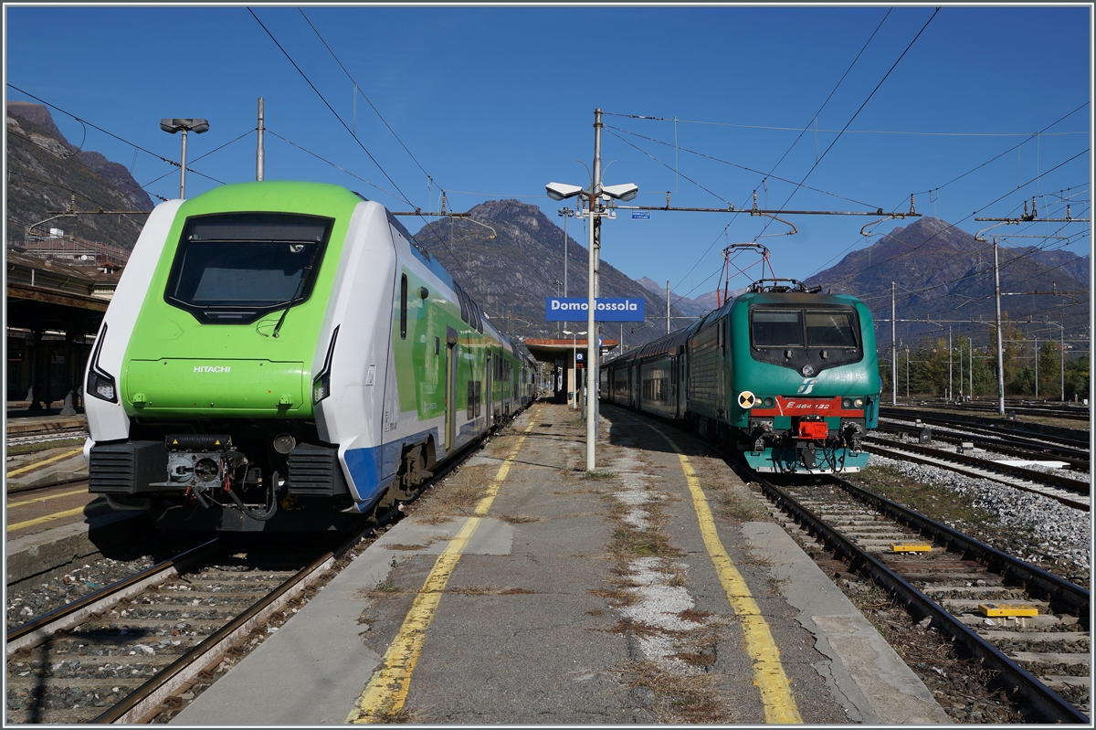 Ein Trennord ETR 421  Rock  nach Milano und die FS Trenitalia E 464 122 mit ihrem Regionalzug nach Novara warten in Domodossola auf die Abfahrt.

28. Okt. 2021