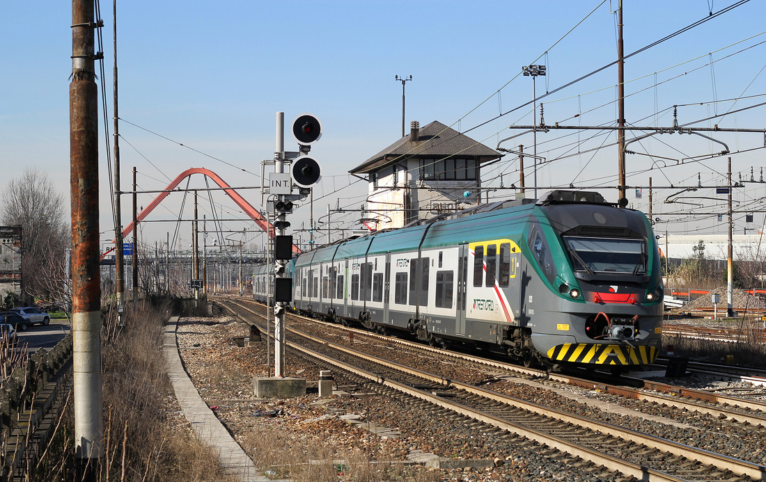 Ein Trenord-Triebzug der Baureihe ETR 425 (genaue Nummer nicht notiert) wurde am 9. März 2017 im Bahnhof Rho fotografisch festgehalten.