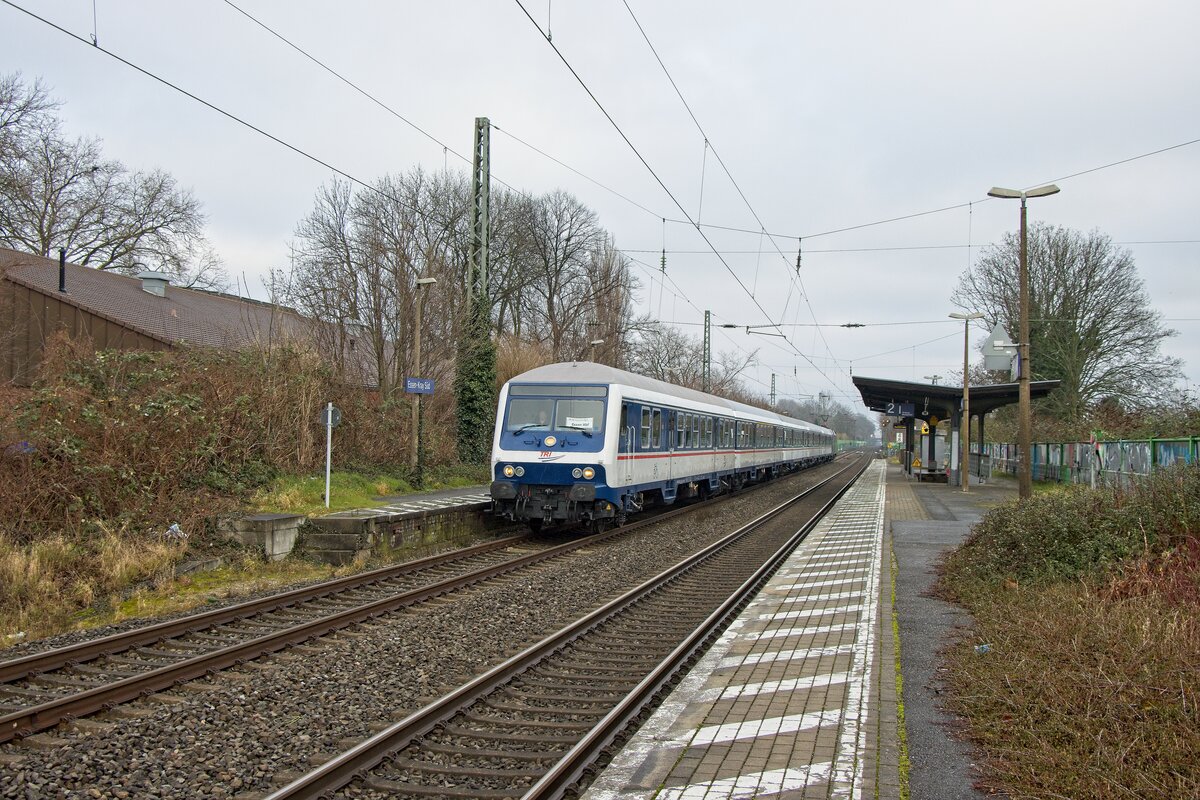 Ein TRI-Ersatzzug aus Taurus und n-Wagen auf der Linie RB 40 in Essen-Kray Sd (08.01.2022)