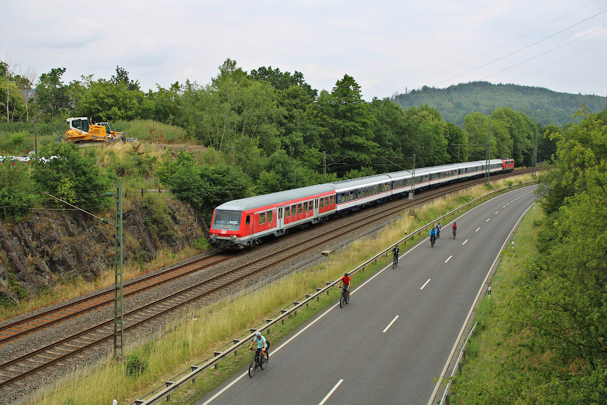Ein TRI-Sonderzug auf dem RE9 anlässlich der Radveranstaltung Siegtal pur von Siegen-Weidenau nach Troidsorf verlässt hier gerade Wissen(Sieg). Am Schluss schiebt GfF 111 200. (02.07.2023)