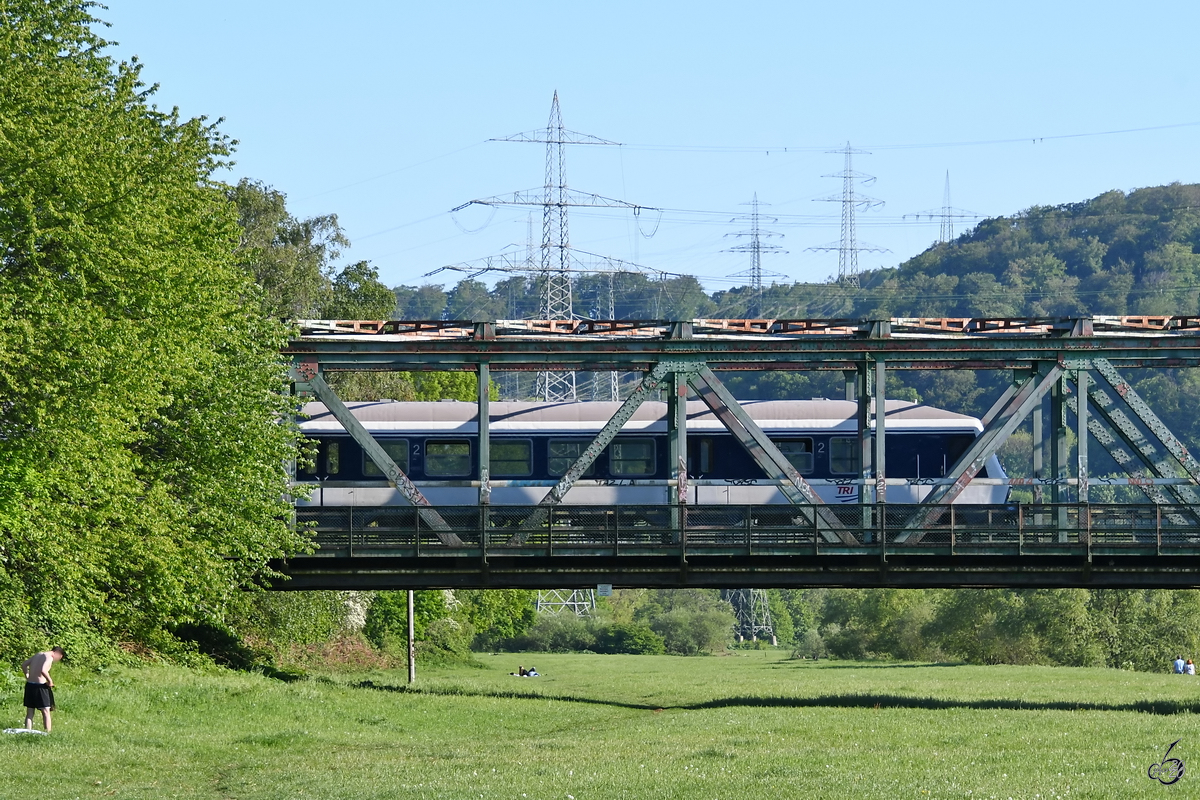 Ein TRI-Steuerwagen Anfang Mai 2020 auf der Eisenbahnbrücke in Hattingen. 