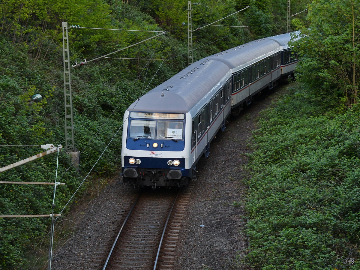 Ein TRI-Steuerwagen Anfang Mai 2020 auf dem Weg Richtung Oberhausen kurz vor dem Hattinger Bahnhof. 