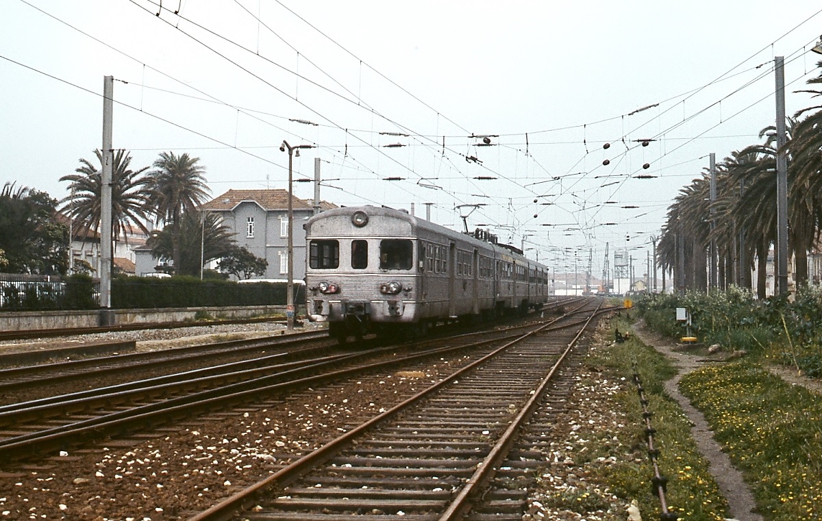 Ein Triebwagen der 1970 von Sorefama Reihe 2100 fährt am 28.04.1984 in Espinho ein