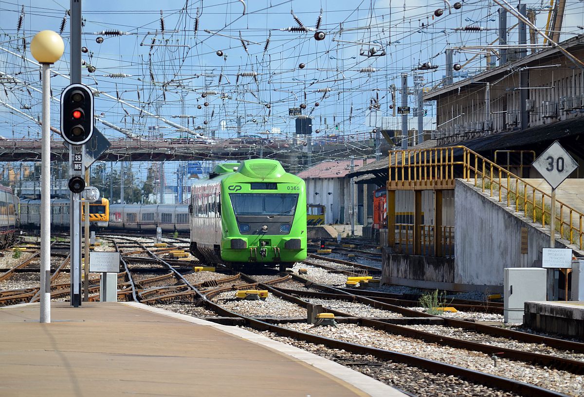 Ein Triebwagen der Baureihe 0300 bei der Ausfahrt aus  Santa Apolónia  in Lissabon. 20.9.2014