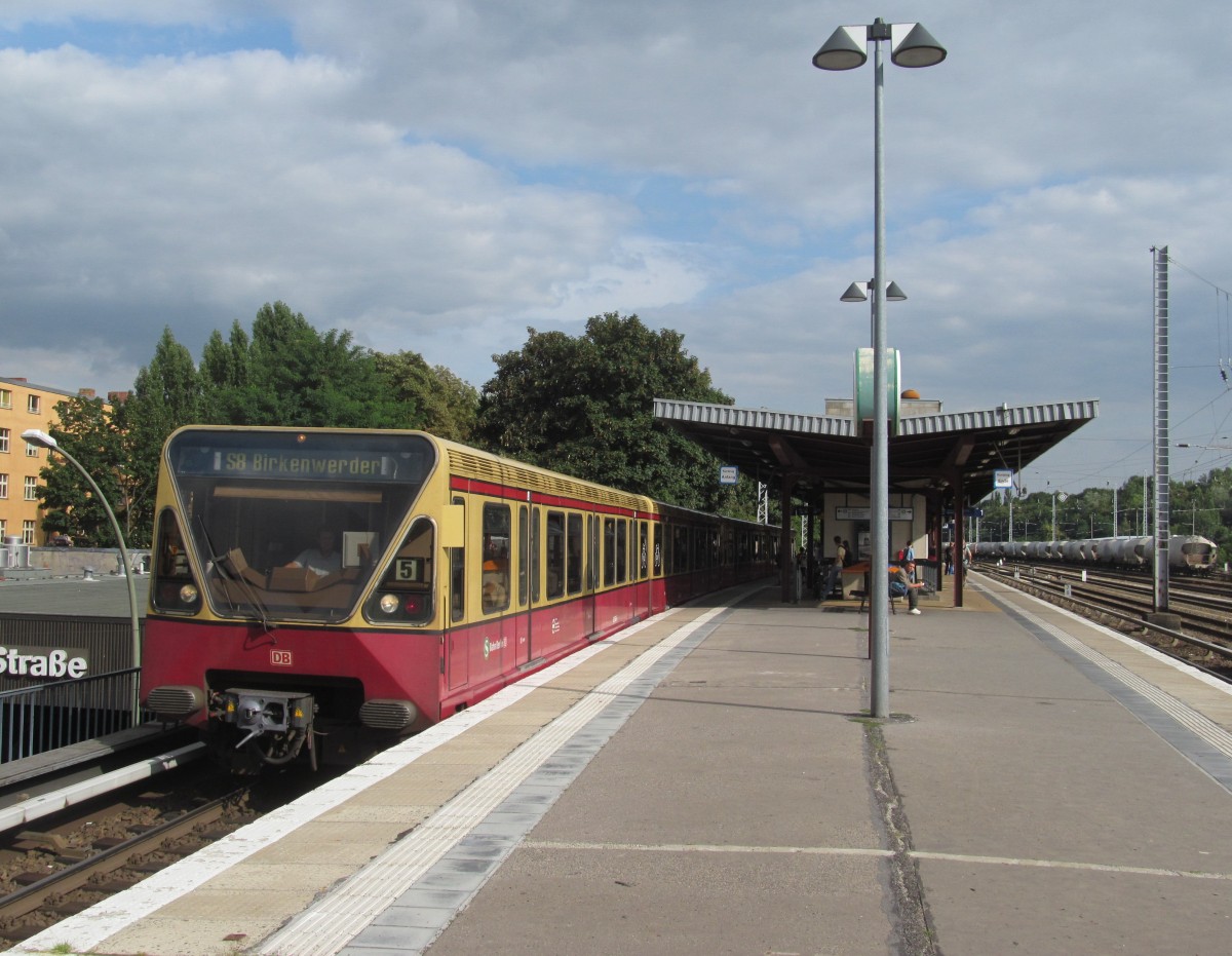 Ein Triebwagen der Baureihe 480 verlsst am 21. August 2013 als S8 nach Birkenwerder den Bahnhof Berlin Greifswalder Strae.