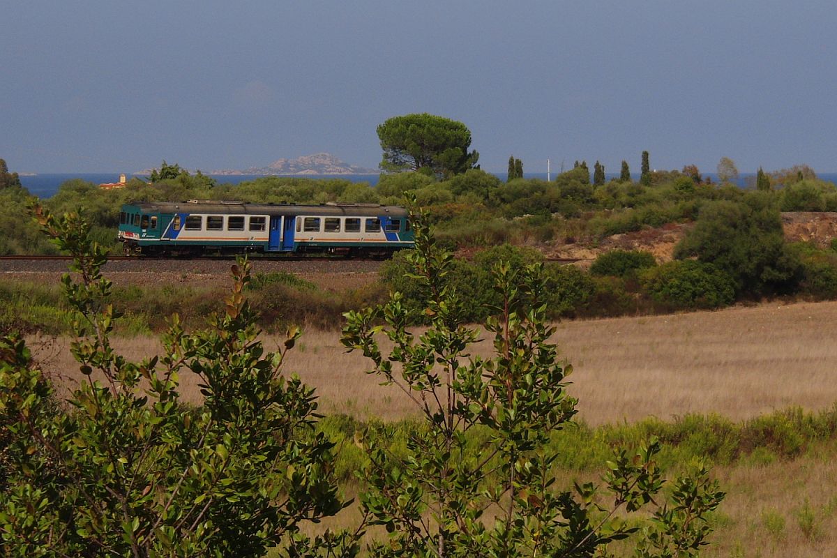 Ein Triebwagen der Baureihe ALn 663 als Regionalzug 8975 von Golfo Aranci nach Olbia am 26.09.2011 kurz nach dem Halt an der Station Marinella.