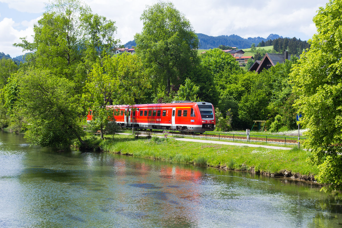 Ein Triebwagen der BR 612 als RE von Oberstdorf nach Immenstadt, in Fischen. 21.5.18
