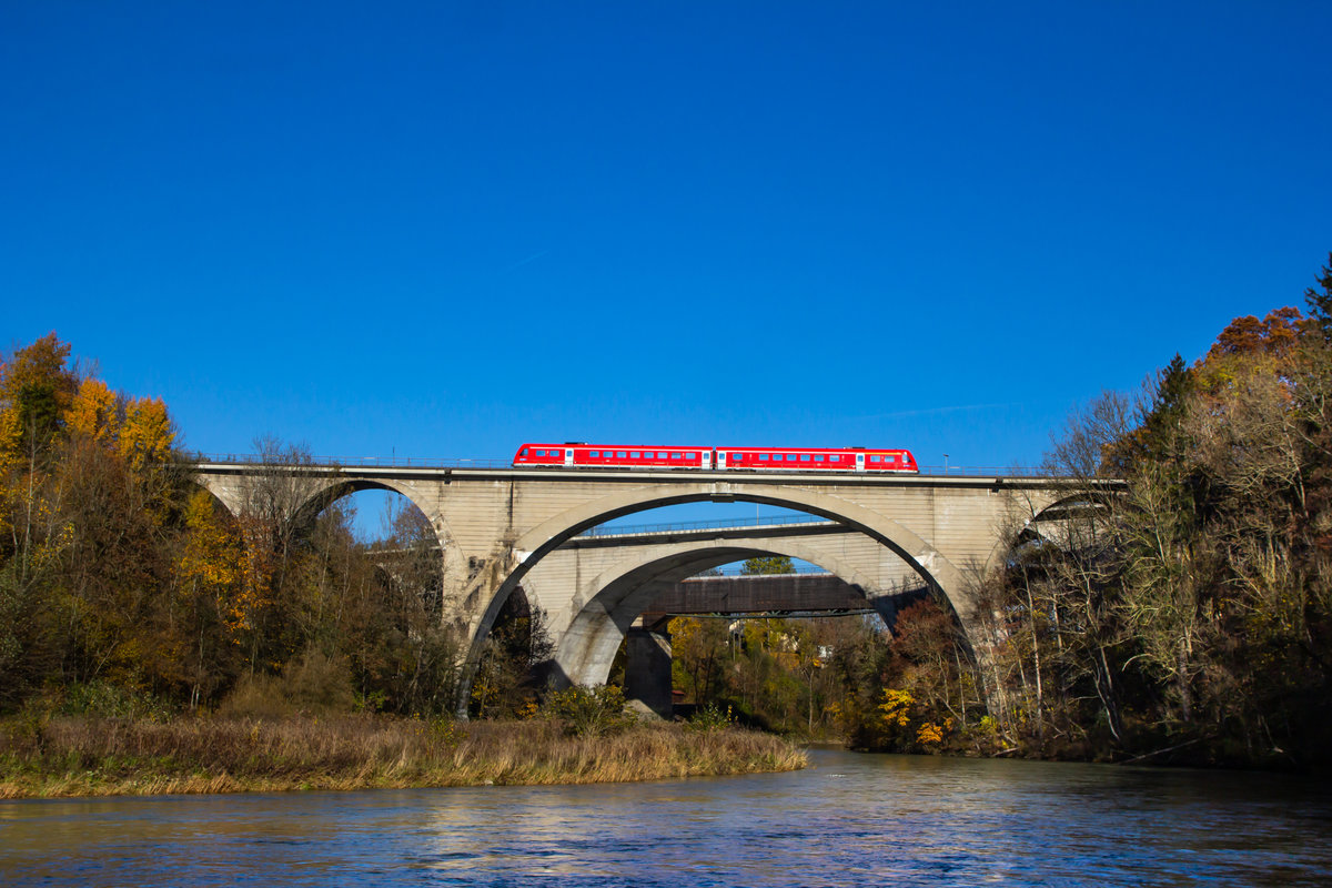 Ein Triebwagen der Br 612 auf der Illerbrücke in Kempten. 31.10.20