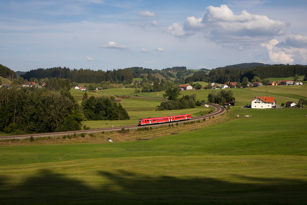 Ein Triebwagen der DB Regio 612 bei Harbatshofen in Richtung Oberstaufen. 29.8.18