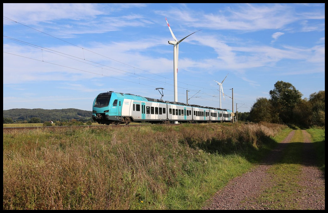 Ein Triebwagen der Eurobahn passiert hier am 26.9.2023 die Windräder bei Westerhausen und ist um 16.08 Uhr von Bielefeld aus auf dem Weg nach Hengelo.