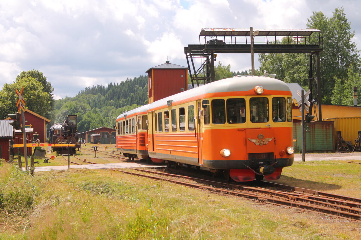 Ein Triebwagen fährt am 02.07.2022 aus dem Bahnhof Anten in Richtung Gräfsnäs slottspark aus.
Er gehört der Museumsbahn Anten-Gräfsnäs Järnväg hier hier auf einer Spurweite von 891 mm im Sommer einen sehr schönen Museumsbahnbetrieb betreibt.