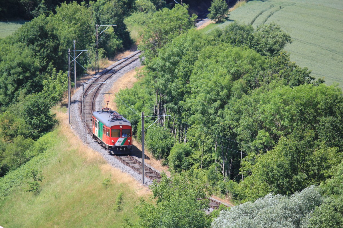 Ein Triebwagen der Gleichenberger Bahn überquert hier von Gnas kommend die Talsenke bei Katzendorf ca. bei Km 14,3 auf der Fahrt nach Bad Gleichenberg, Juni 2014
