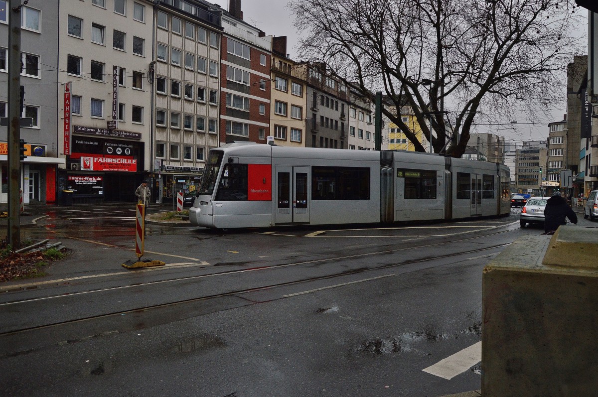 Ein Triebwagen der Linie 712 schlängelt sich hier am Valentinstag durch Düsseldorfs Innenstadt Am Wehrhahn entlang in Richtung Grafenberger Allee. Dieses Bild ist nun so nicht mehr zu machen, da die Bahn an dieser Stelle nun schon unterirdisch fährt. 14.2.2016