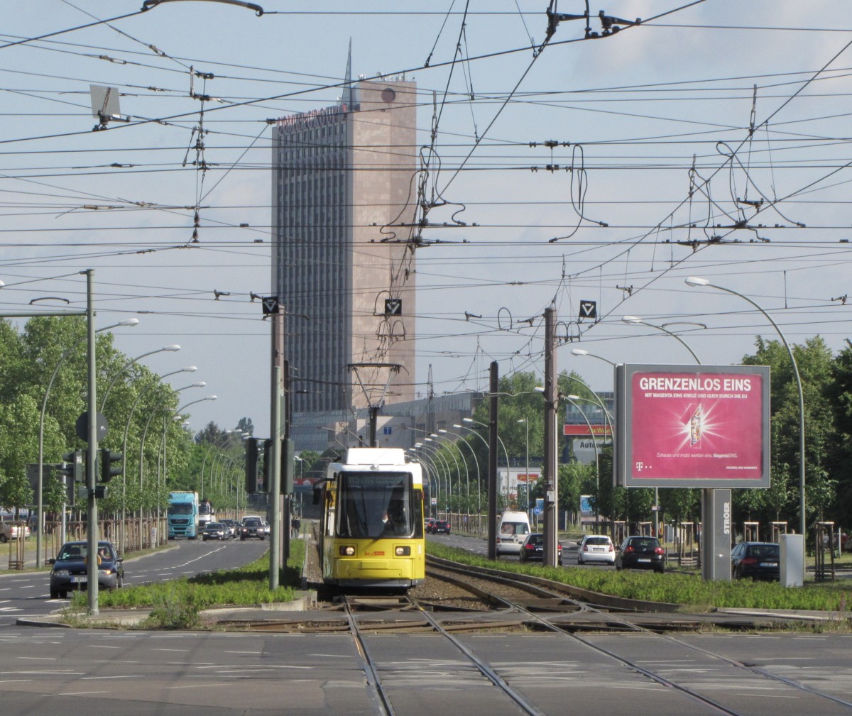 Ein Triebwagen der Linie M5 zum Bh Lichtenberg, am 02.06.2015 auf der Rhinstrae, Ecke Allee der Kosmonauten.