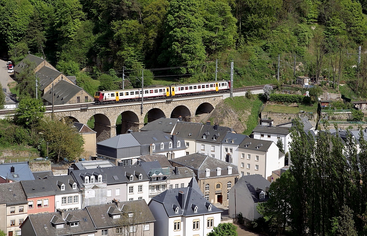 Ein Triebwagen der Reihe 2000 überquert am 27.04.2018 den Grünental-Viadukt in Luxemburg