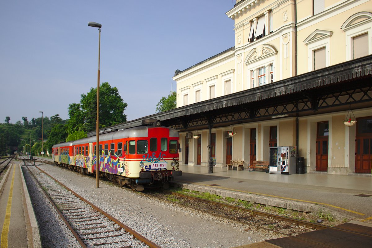 Ein Triebwagen der Reihe 813 wartet in slowenischen Bahnhof von Görz (bzw. Nova Gorica) auf die Abfahrt. (16.06.2017)