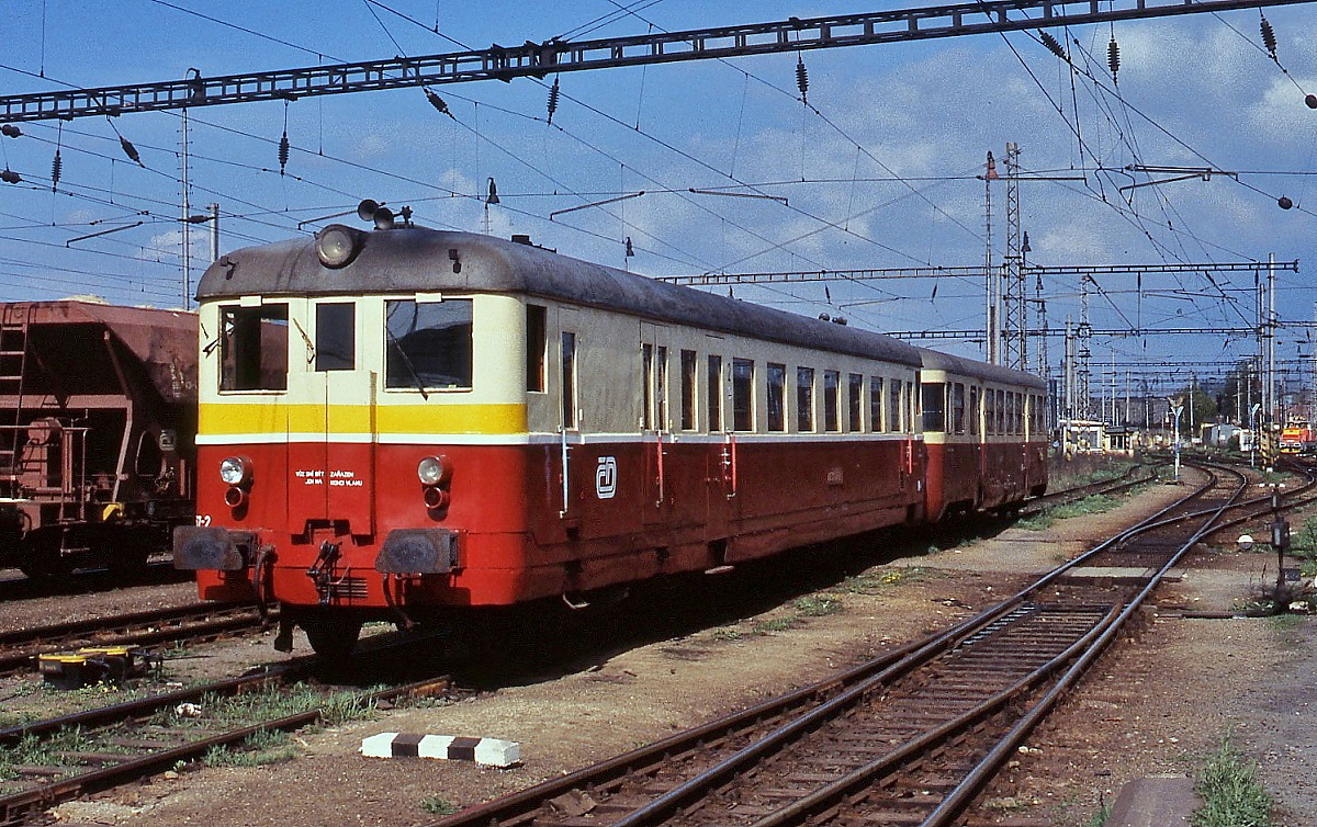 Ein Triebwagen der Reihe 830 fährt im Frühjahr 1998 in den Bahnhof Plzen hl. n. ein