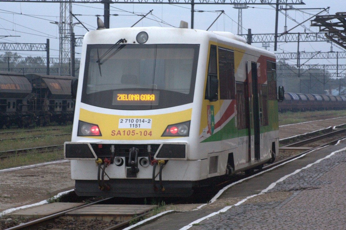 Ein Triebwagen SA 105-104 macht auf dem Weg nach Zielona Gora in Wegliniec einen planmigen Halt. 20.09.2014, 17:56 Uhr