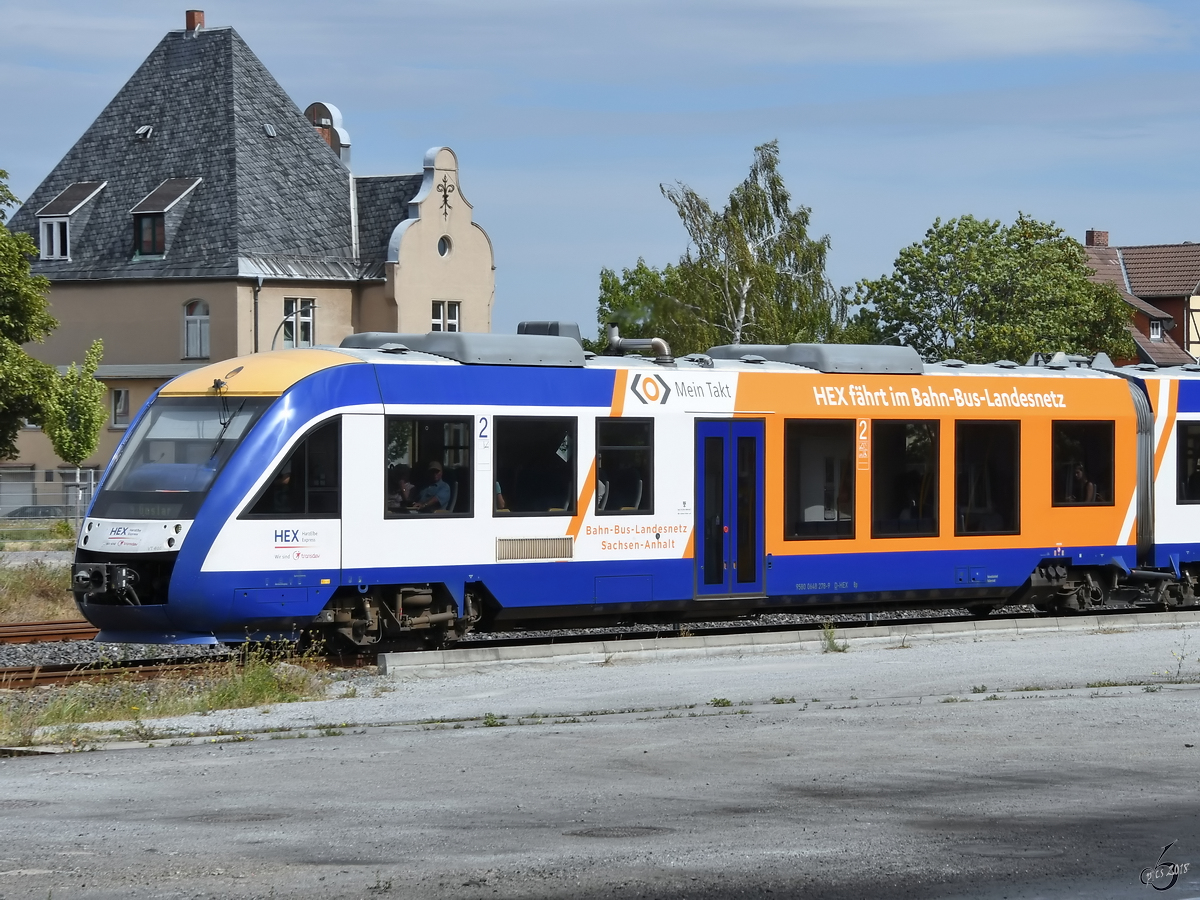 Ein Triebwagen vom Typ Lint 41 des HarzElbeExpresses fährt in Richtung Goslar. (Wernigerode, August 2018)