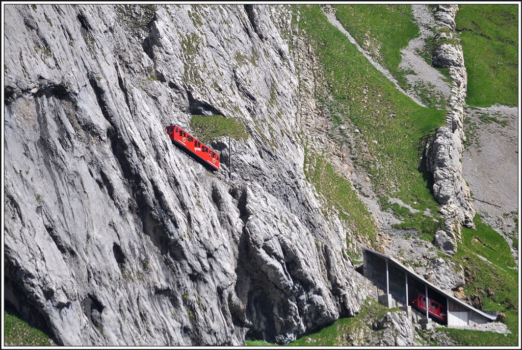 Ein Triebwagen verschwindet soeben im Roseggtunnel in der Eselwand. (03.07.2014)