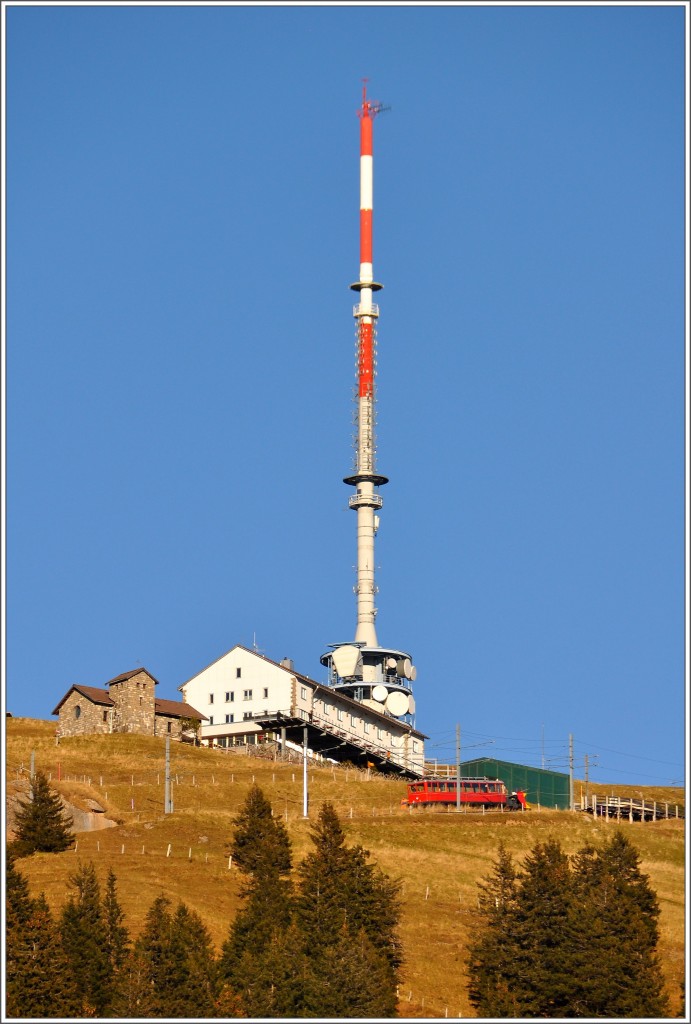 Ein Triebwagen der Vitznau Rigi Bahn fährt mit einem Schneepflug von Rigi Kulm nach Staffel. (18.11.2015)