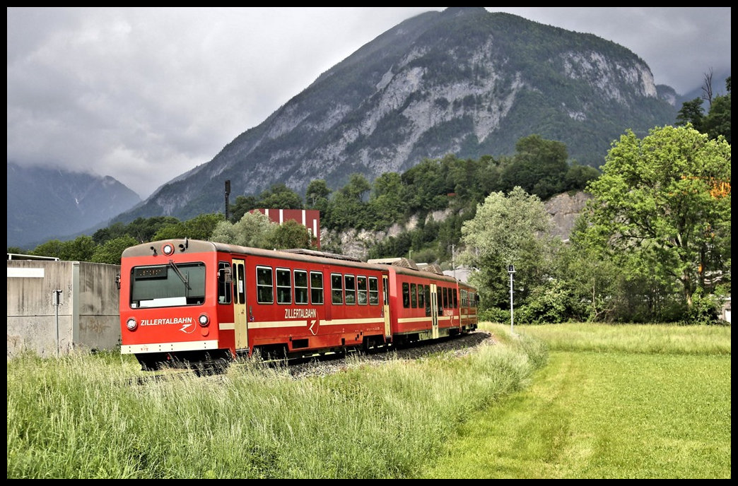 Ein Triebwagen der Zillertalbahn erreicht hier aus Mayerhofen kommend am 28.5.2022 um 10.40 Uhr den Ortsrand von Jenbach.
