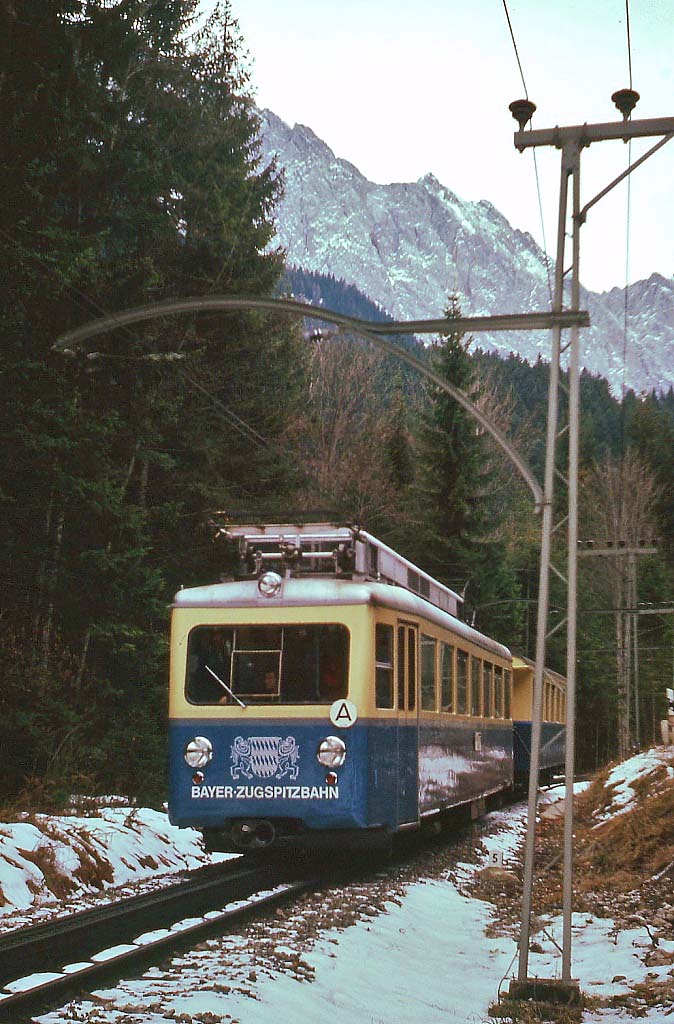 Ein Triebwagen der zwischen 1954 und 1958 in Dienst gestellten Serie 1-4 fährt im Dezember 1978 vom Eibsee nach Grainau hinunter