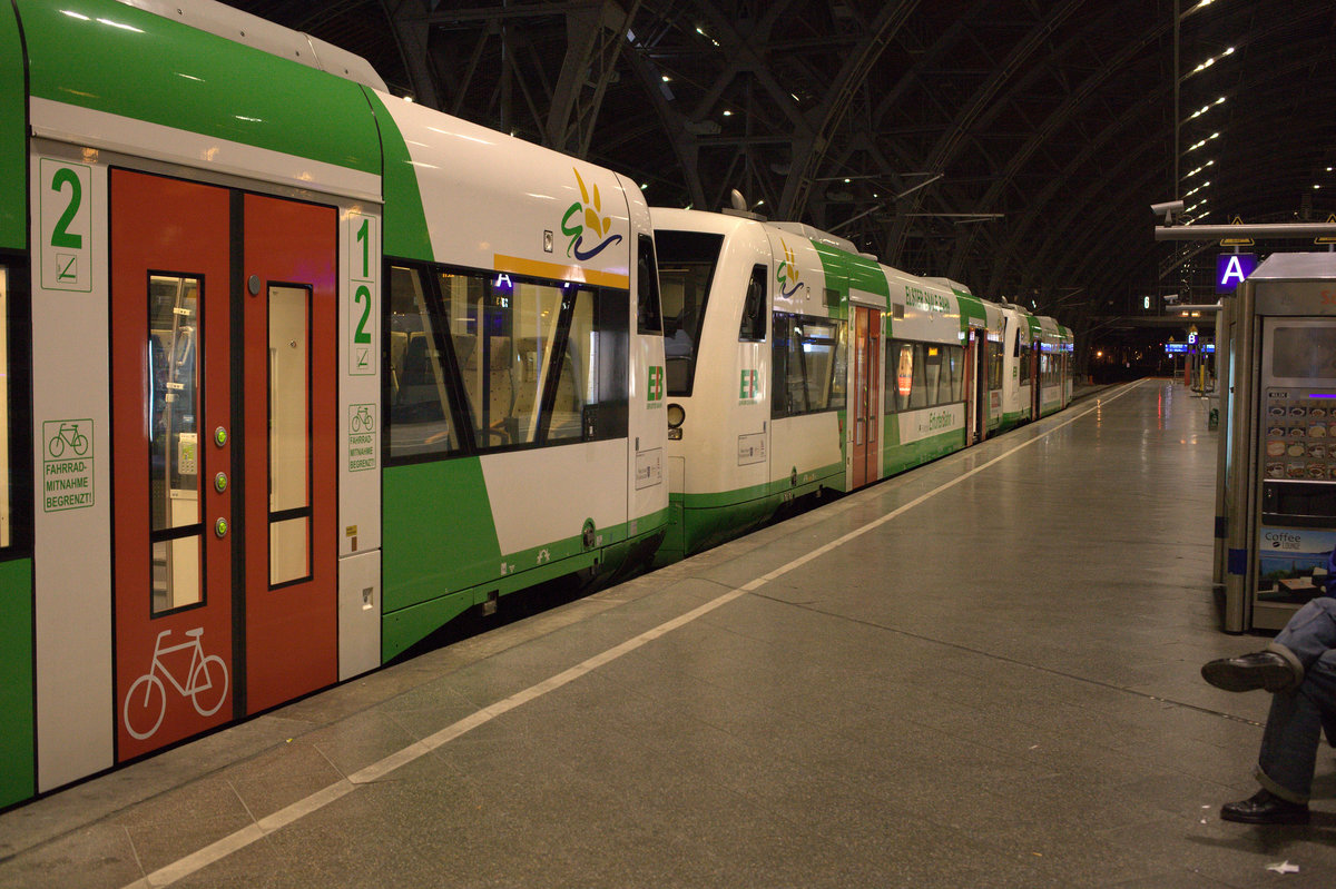 Ein Triebwageneinheit der Erfurter Bahn ist als RE aus Saalfeld-Gera in Leipzig Hbf. eingelaufen.1.12.2016 19:09 Uhr.
