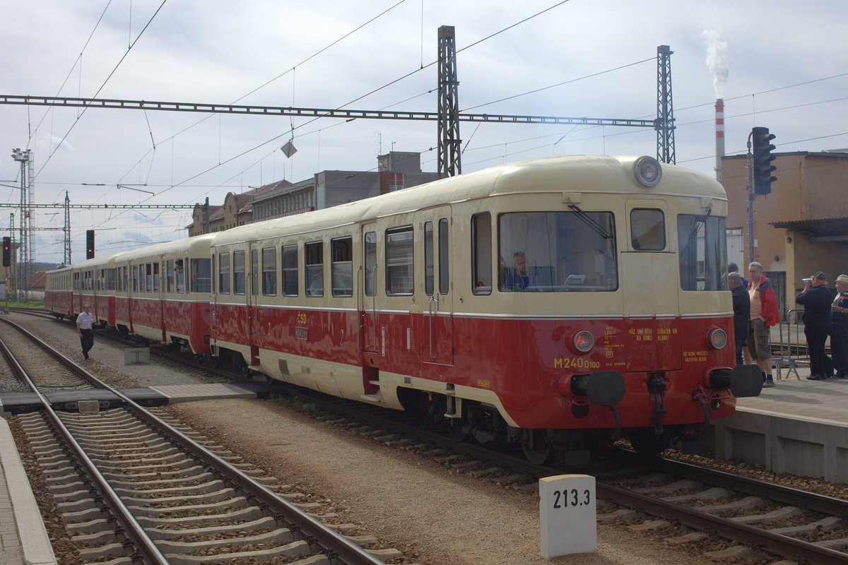 Ein Triebwagenzug mit M 240 0 als Sonderzug zum Narodni den zelznice  abfahrbereit in Ceske Budejovice. 22.09.2018 12:12 Uhr. 