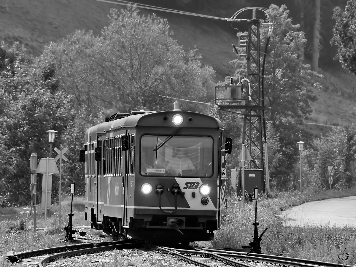 Ein Triebwagenzug der Murtalbahn Ende August 2019 kurz vor der Ankunft am Bahnhof Ramingstein-Thomatal.