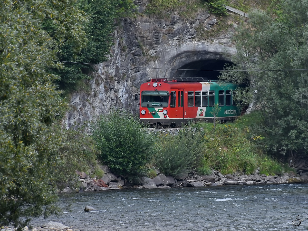 Ein Triebwagenzug der Murtalbahn hat den Ramingstein-Tunnel erreicht. (Bahnhof Ramingstein-Thomatal, August 2019)